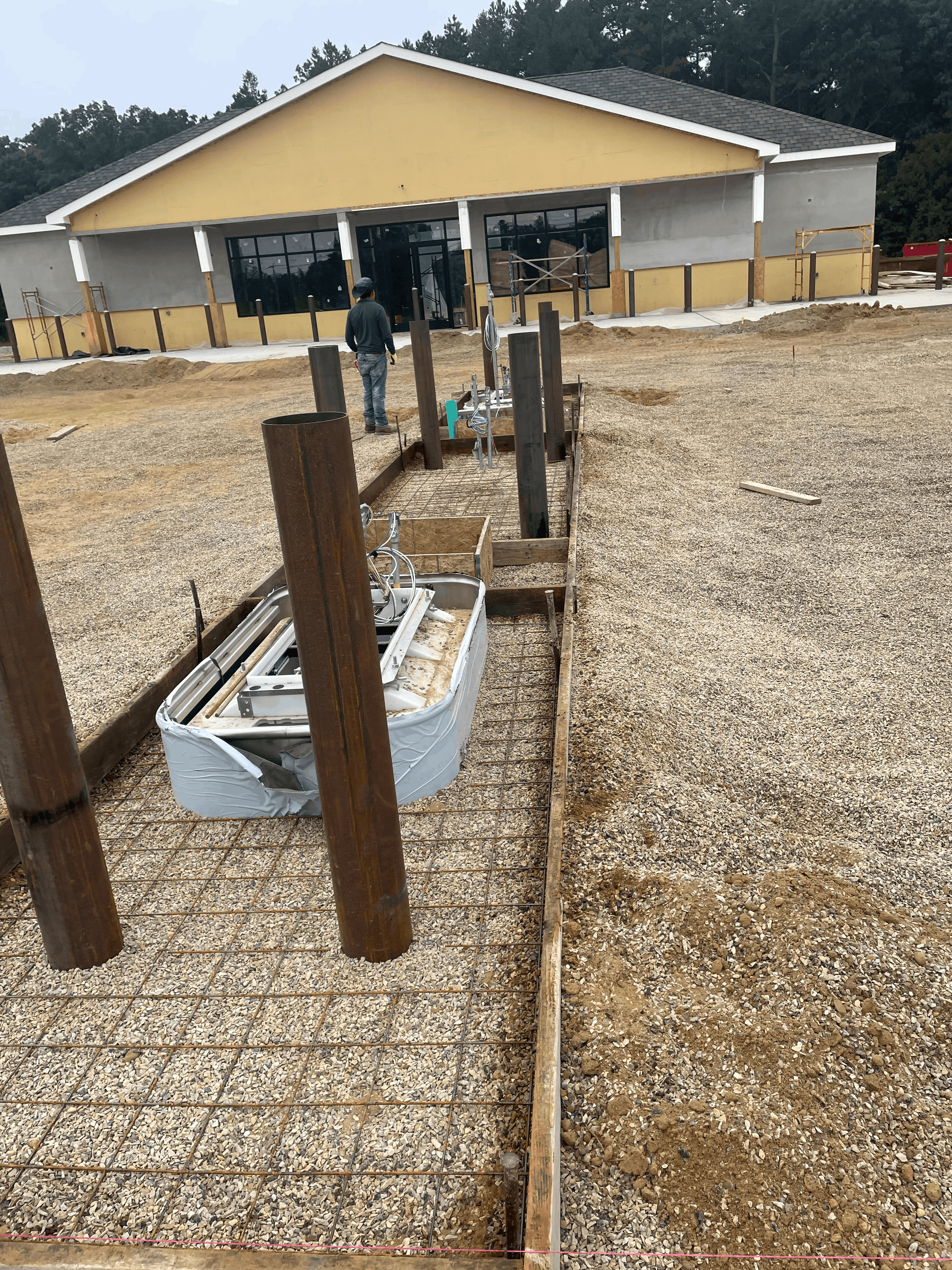 Fuel station canopy construction with lift equipment